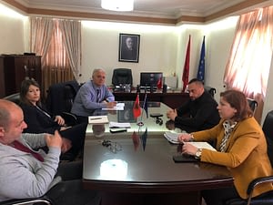 Sot me datë 27.04.2022 në Institucionin e Prefektit të Qarkut Durrës u zhvillua takimi i rradhës, në kuadër të kalimit online të shërbimëve të Gjendjes Civile. Të pranishëm ishin: Kryetari i Bashkisë së Shijakut dhe përfaqësues nga Bashkia Durrës. Qëllimi i takimit ishte diskutimi mbi prioritetet e Qeverisë për të mbyllur sportelet fizike nga data 30 Prill dhe ofrimin e shërbimeve të përcaktuara për çdo institucion vetëm online nga data 1 Maj. Shqipëria ka hyrë në elitën e vendeve më të zhvilluara për qeverisjen dixhitale, dhe është ndër të parat që i ofron shërbimet me dokumente përmes platformës kombëtare dixhitale. Kryetari i Bashkisë është Autoriteti që përcakton se cilat nga zyrat e gjendjes civile në Bashkinë respektive do të vijojnë si sportele fizike dhe cilat si sportele online. Sportelet fizike do të shërbejnë për të ofruar vetëm shërbimet që legjislacioni kërkon të ofrohen fizikisht. Prefekti kërkoi bashkëpunimin për përcaktimin sa më parë të këtyre zyrave që t’i komunikohet qytetarëve harta e re e sporteleve fizike të gjendjes civile.